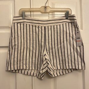 Laundry by Shelli Segal women’s shorts, size 10. Color: Natural Multi.